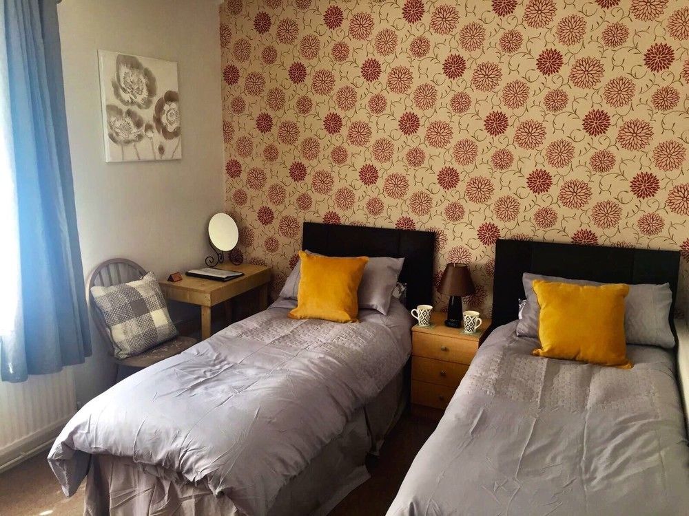 At Your Service B&B Yeovil Exterior foto