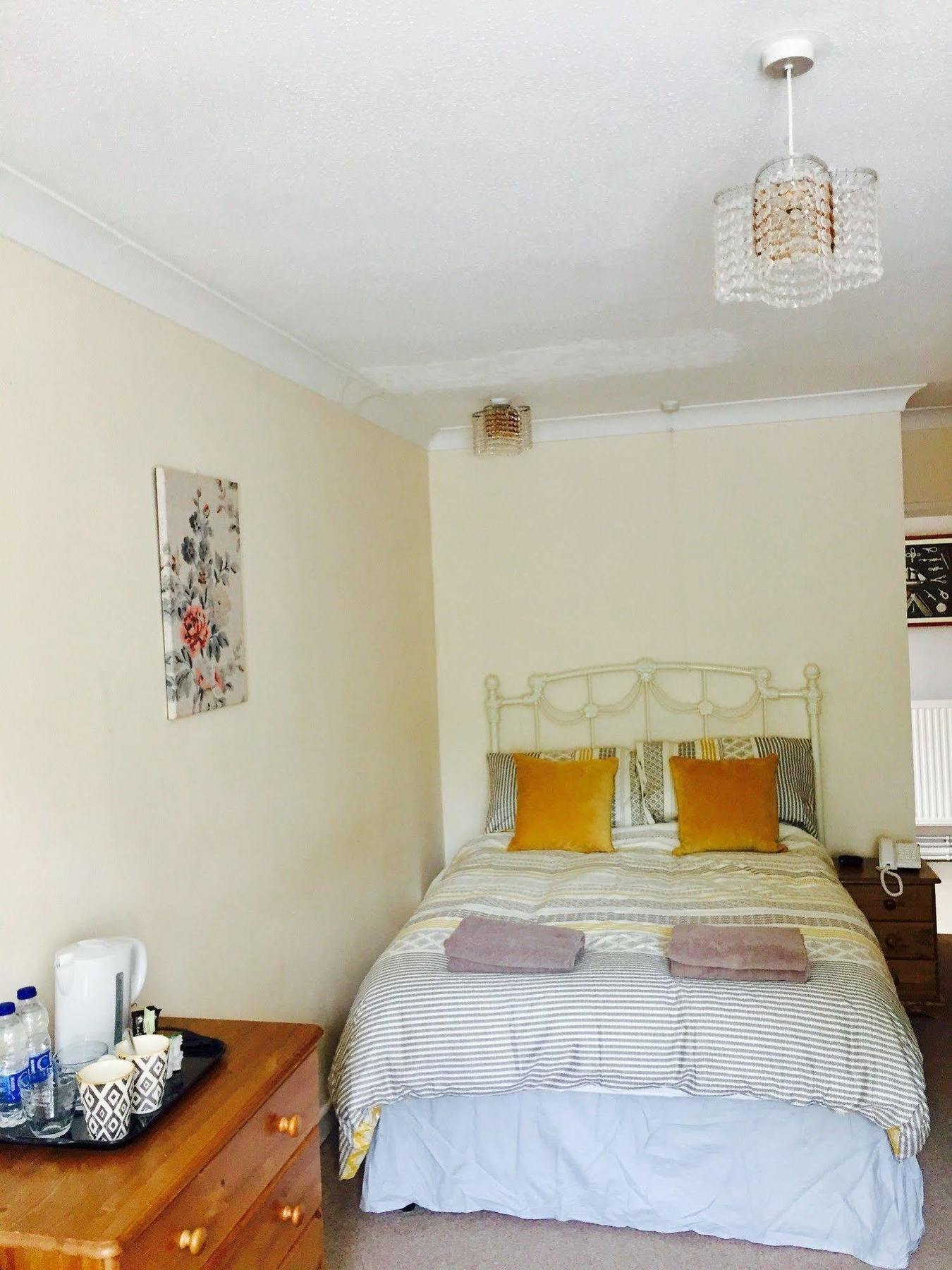 At Your Service B&B Yeovil Exterior foto