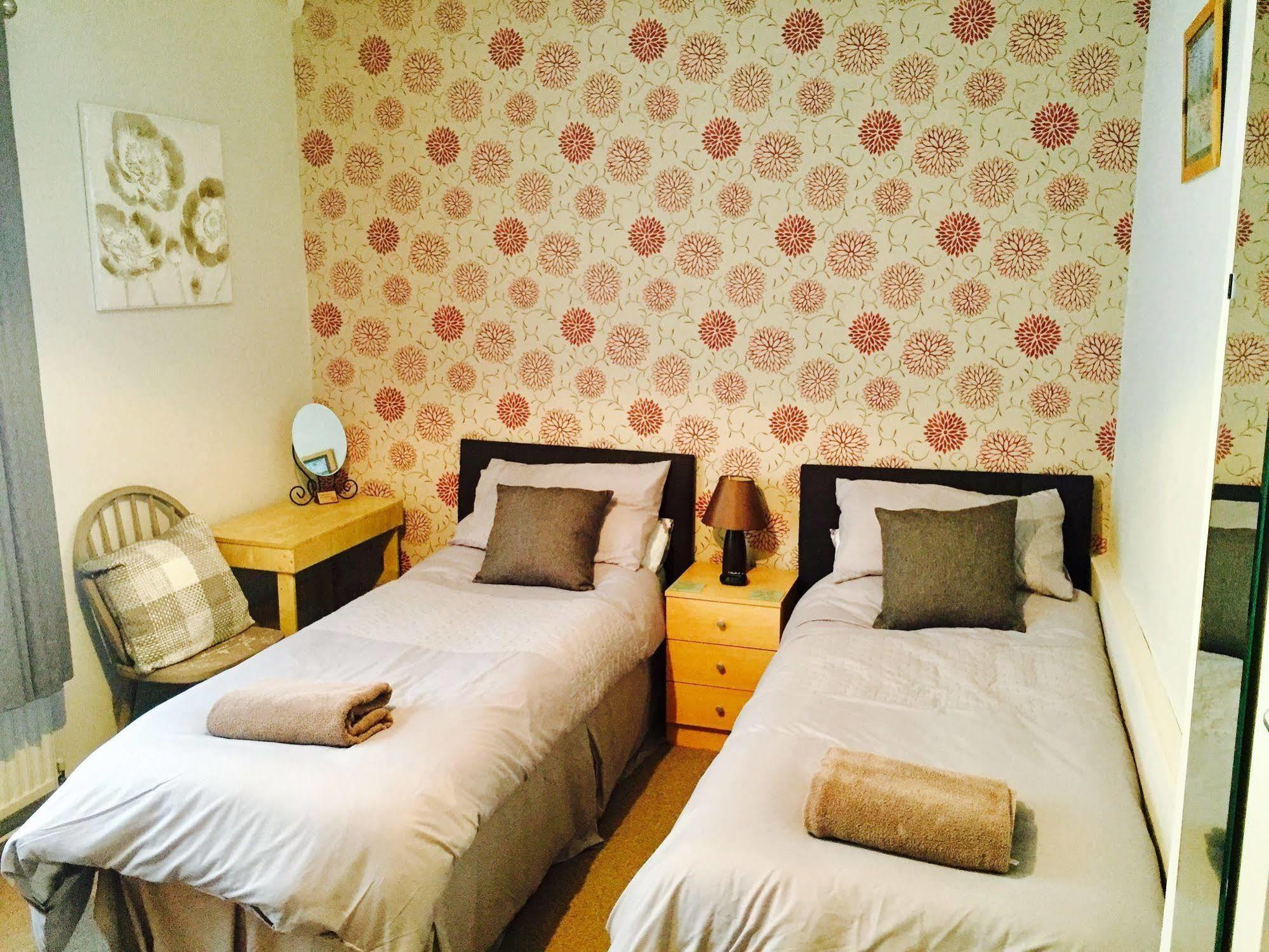 At Your Service B&B Yeovil Exterior foto